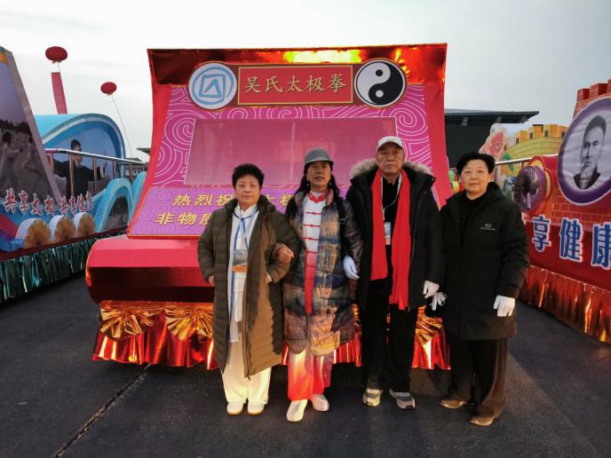 张全亮老师与弟子在吴氏太极拳花车前合影