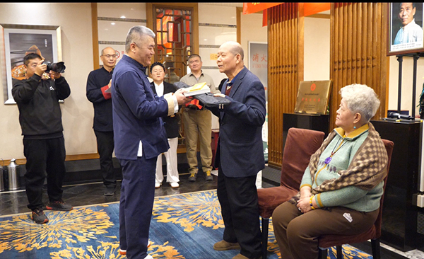 任达文老师向弟子赠书和太极刀